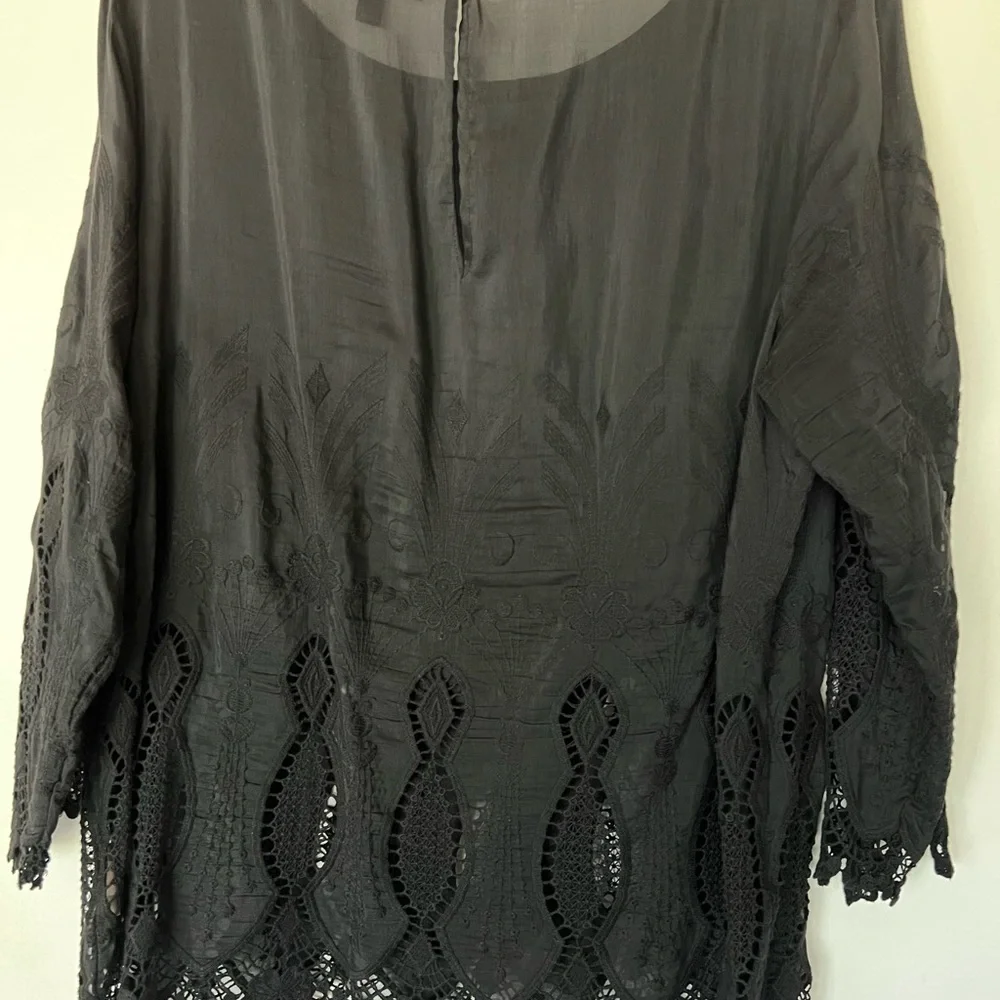 Women’s 3/4 sleeve top with lace like sleeves and hem. Thin fabric - Picture 3 of 6